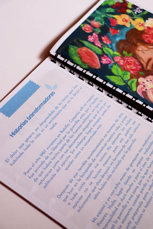 Página interior "Historias transformadoras" de la Agenda con ilustración floral