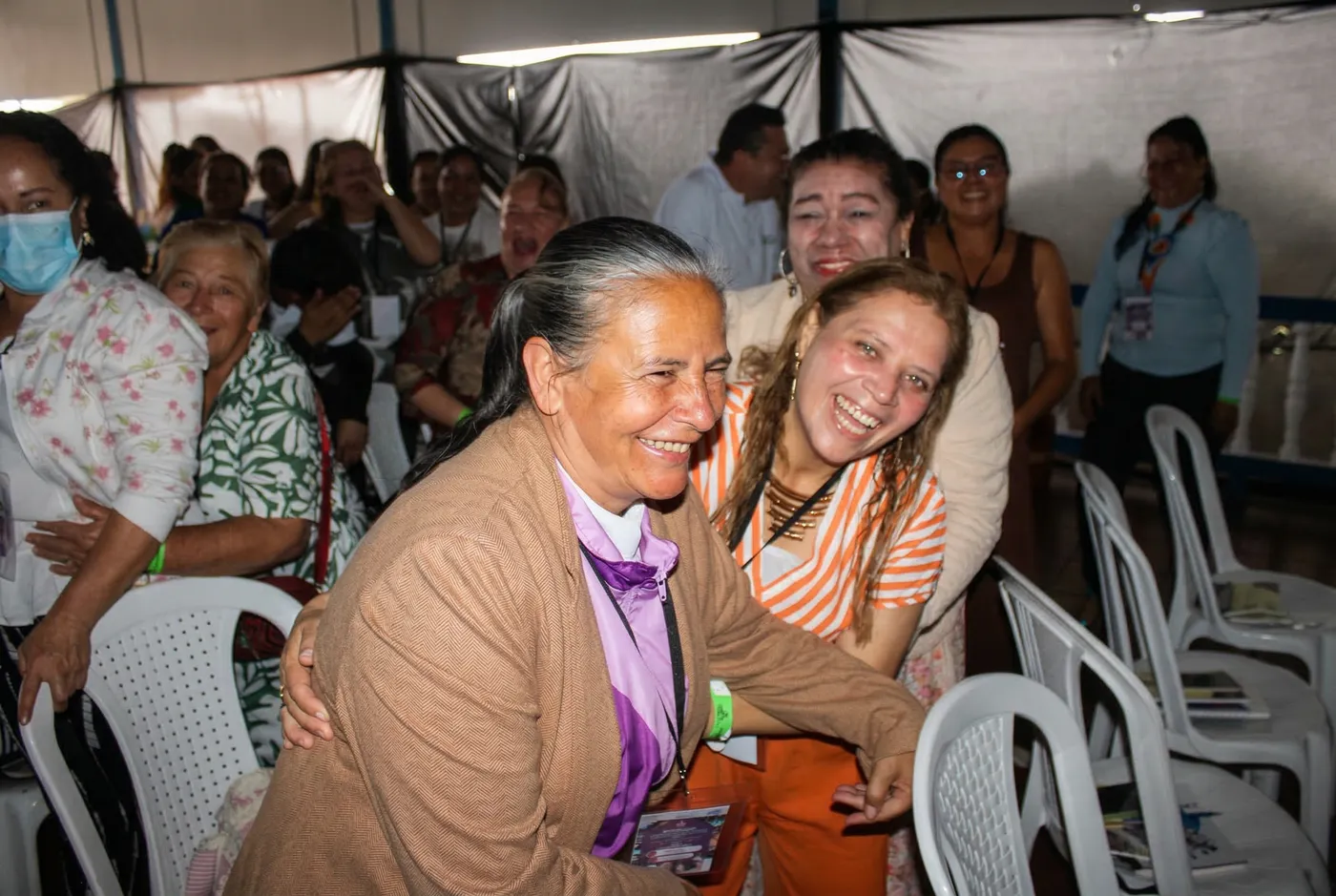Mujeres de la red sonriendo