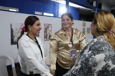 Mujeres conversando en encuentro de autoconocimiento