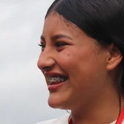 Joven guardiana sonriendo en un encuentro de la Red