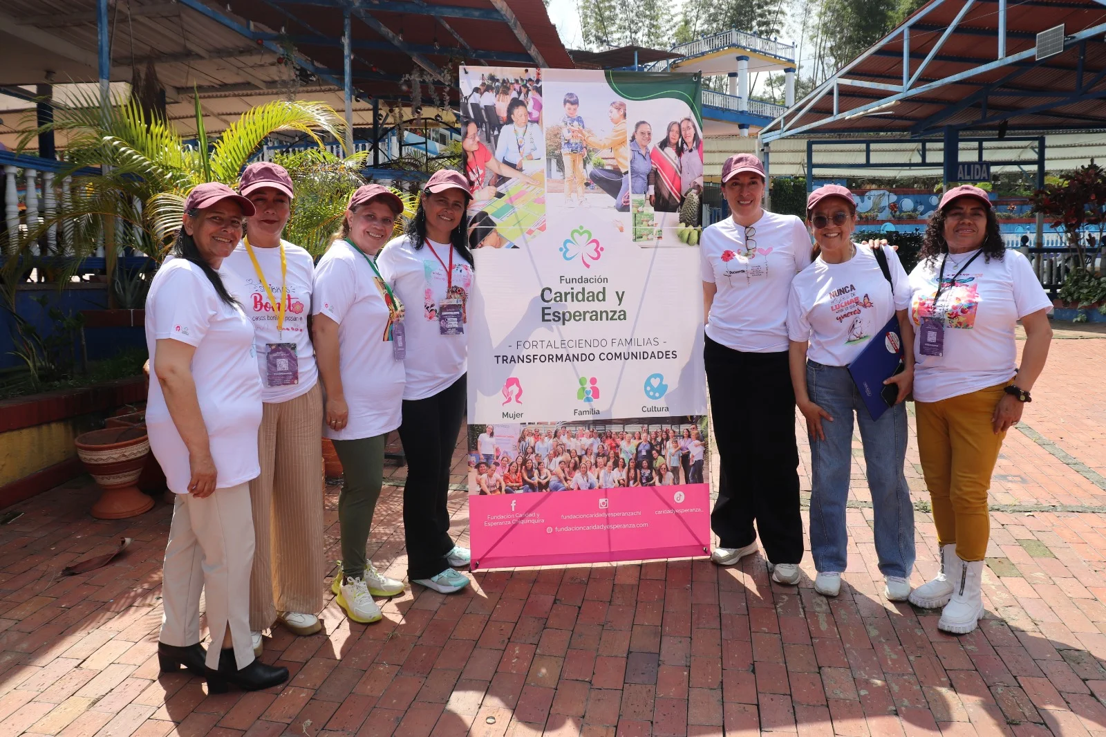 Lideresas de la Red junto al pendón de la Fundación Caridad y Esperanza