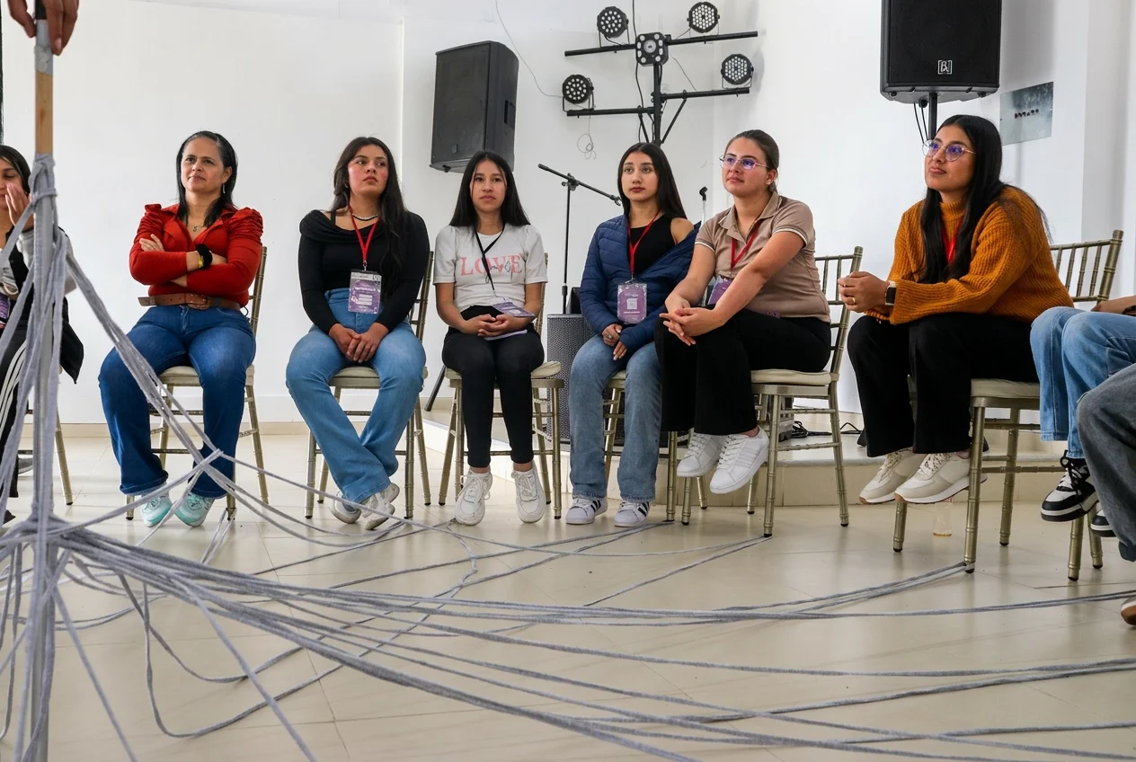 Guardianas del Futuro compartiendo durante el campamento