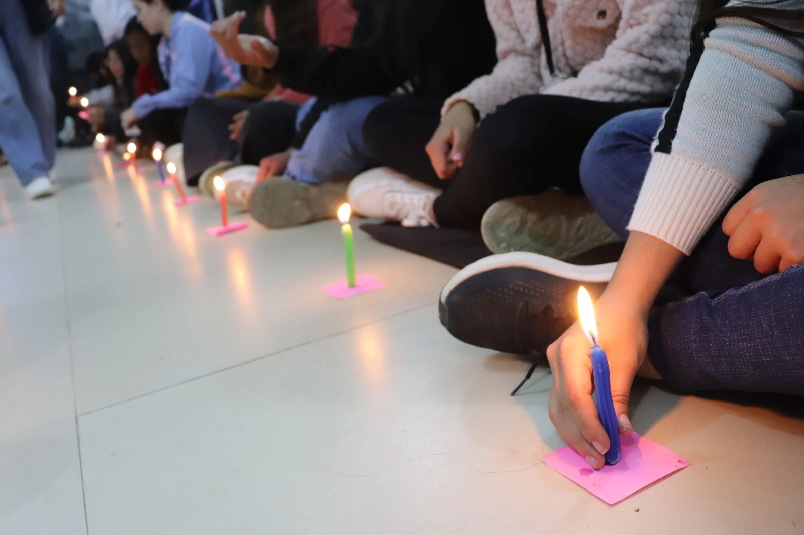 Guardianas en la ceremonia de velas del campamento