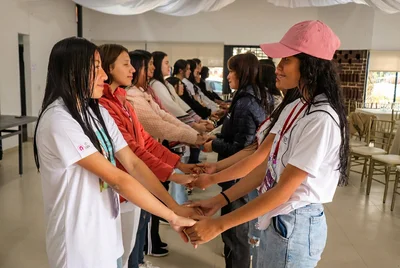 Jóvenes guardianas tomadas de las manos en círculo de autocuidado y protección