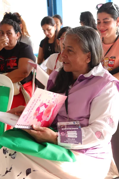 Mujer recibiendo la agenda transformadora 2026