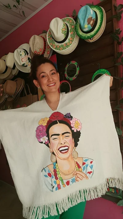 Mujer mostrando sus productos en la rueda de negocios