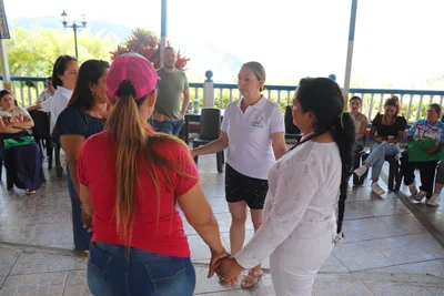 Mujeres compartiendo en círculo de confianza